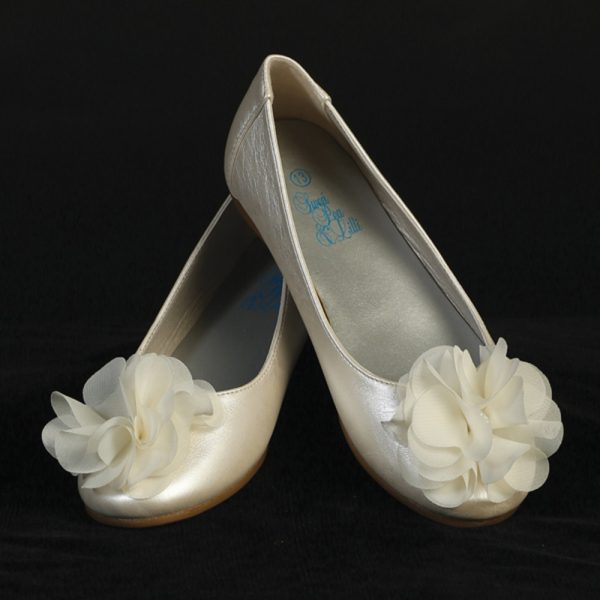 Lucy ivory 01 — LUCY-B WHT Girls flat shoes with flower and rhinestone accent