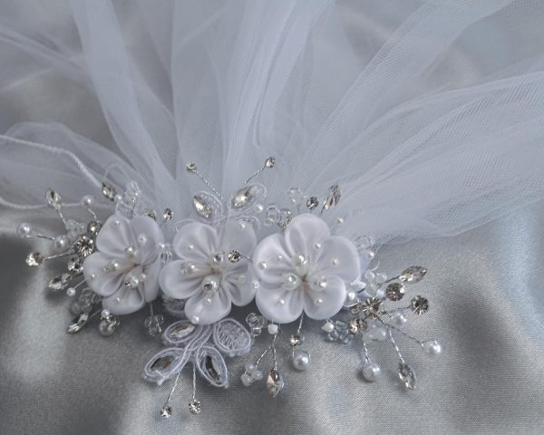 T 307 CB — T-307 WHT 24" veil on comb - Satin flowers with pearls - Veils