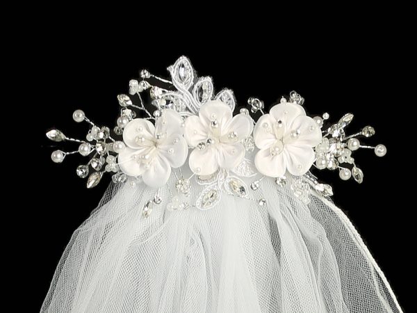T 307 closeup — T-307 WHT 24" veil on comb - Satin flowers with pearls - Veils