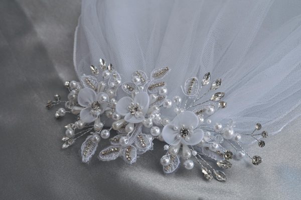 T 312 CB — T-312 WHT 24" veil on comb - Organza flowers with pearls & rhinestones - Veils