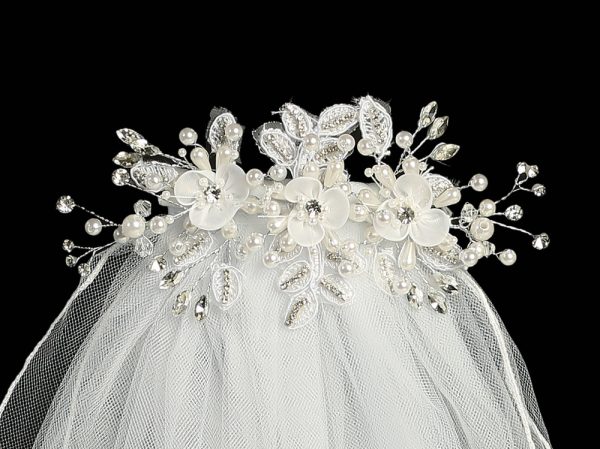 T 312 Closeup — T-312 WHT 24" veil on comb - Organza flowers with pearls & rhinestones - Veils