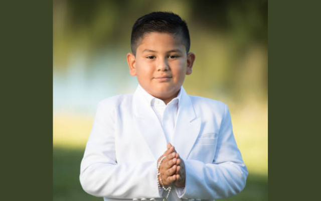 A boy on his communion outfit